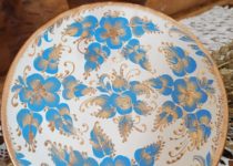 Тарелка из глины ручной работы голубая