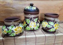 керамические посуда и сувениры желтого цвета